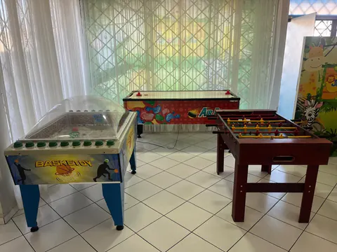 Mesas de Basketoy, air hockey e pebolim