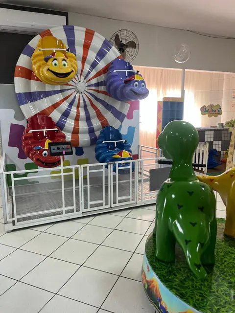 Roda-gigante infantil colorida do salão