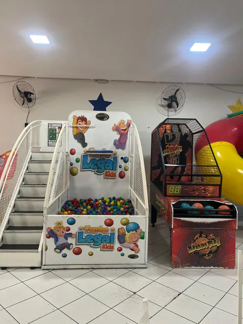 Tombo Legal com escada e piscina de bolinhas, ao lado da máquina de basquete