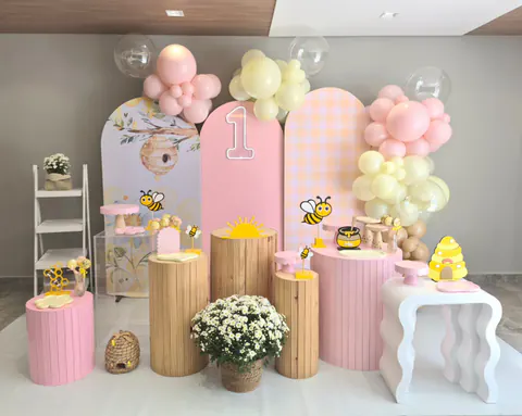 Tema Abelhinha: decoração em rosa e amarelo com colmeia, troncos de madeira e flores
