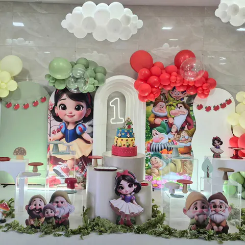 Tema Branca de Neve: painéis da princesa e dos anões, balões vermelhos e verdes e bolo de três andares
