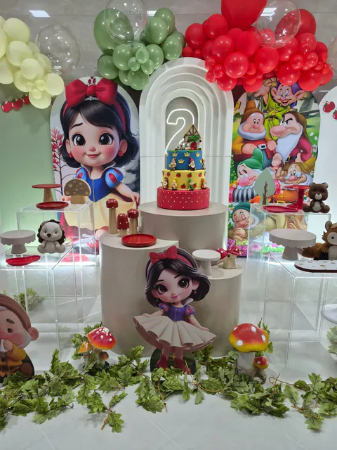 Tema Branca de Neve de 2 anos: bolo de três andares, o número 2 em neon, cogumelos e folhagens