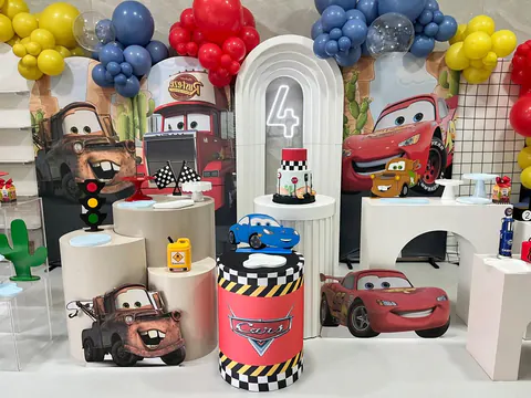 Tema Carros de 4 anos: Relâmpago McQueen, Mate, semáforo e balões vermelhos, azuis e amarelos