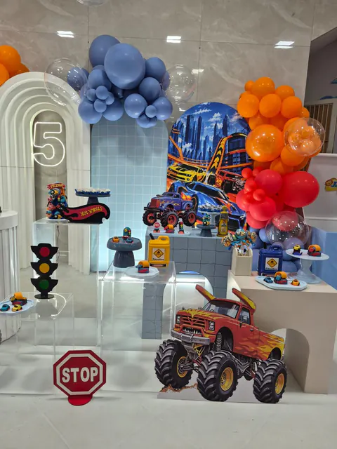 Tema Hot Wheels: monster truck, semáforo, placa de pare e o número 5 em neon