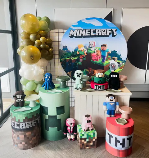 Tema Minecraft: painel redondo do jogo, bolo TNT, cilindros de bloco e bonecos de pelúcia