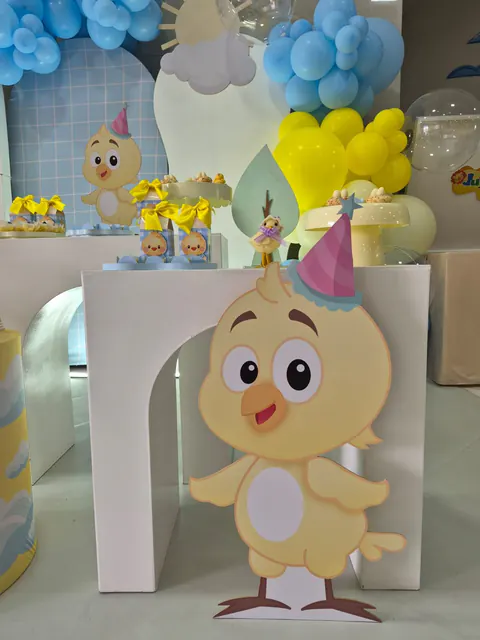 Tema Pintinho Amarelinho: pintinho de chapéu de festa na decoração em azul e amarelo