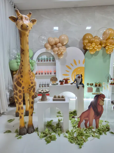 Tema Rei Leão: girafa gigante, painel de sol, Simba e mesa de doces
