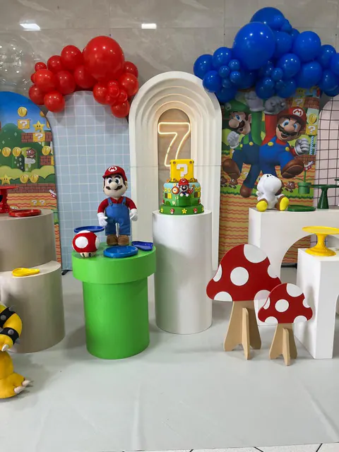 Tema Super Mario: Mario de pelúcia sobre o cano verde, bolo com bloco de interrogação e o número 7 em neon